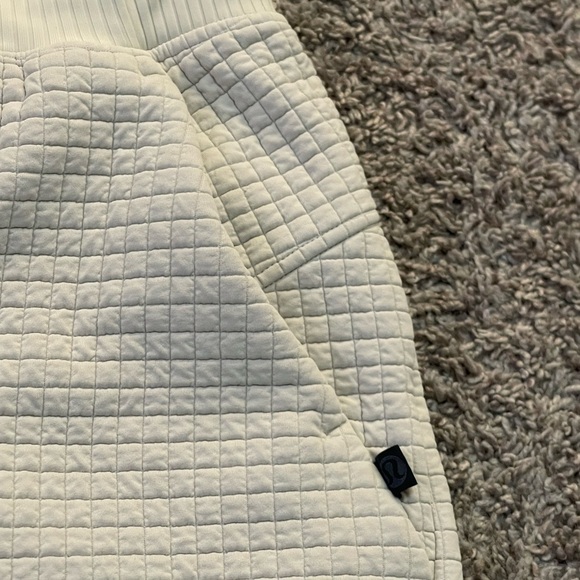 Lululemon lab Textured Grid High-Rise Short 5.5" Size 4
Color Muslin - Picture 3 of 10